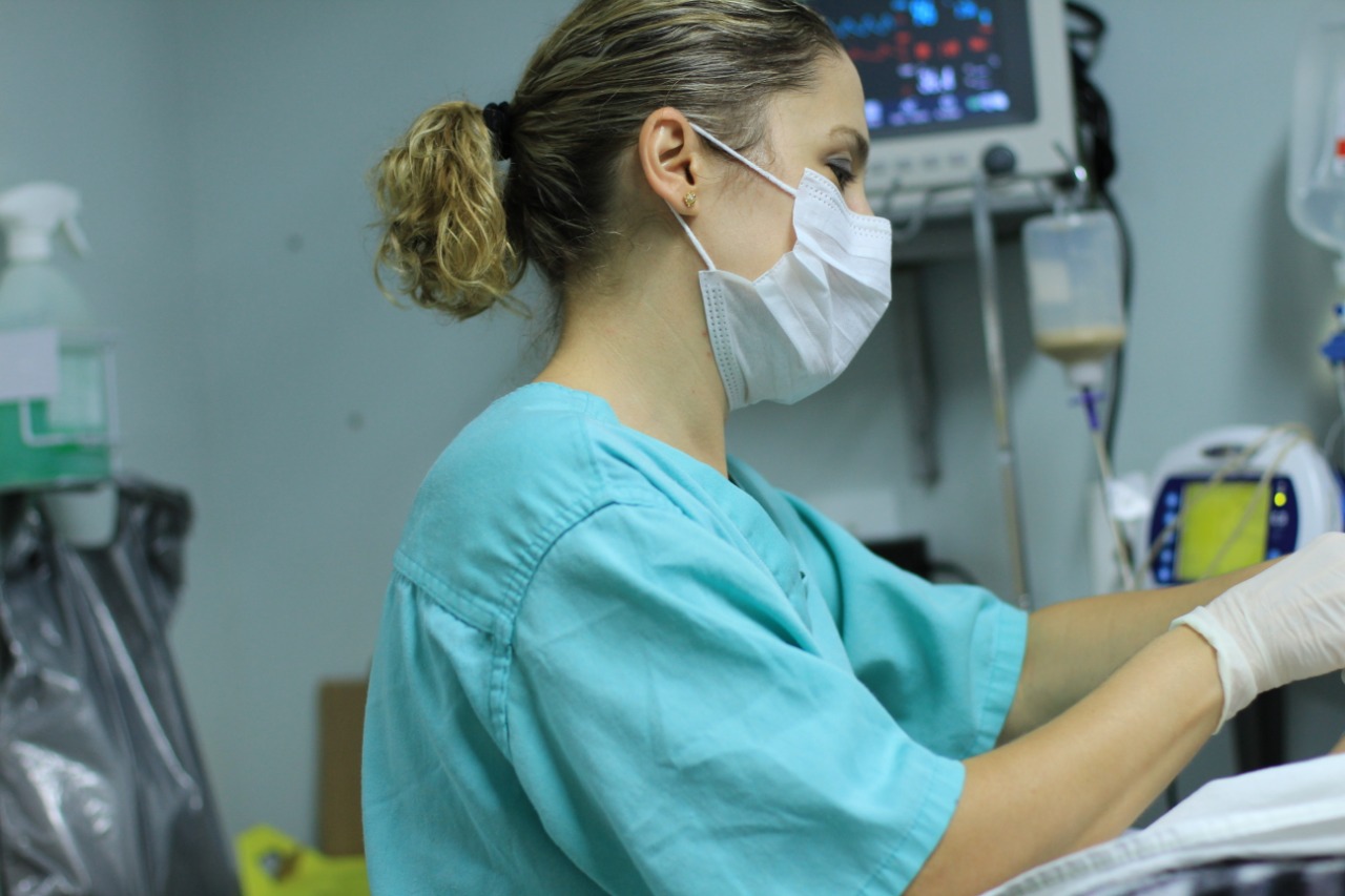 Dia do Técnico e Auxiliar de Enfermagem: “profissão de carinho e amor”