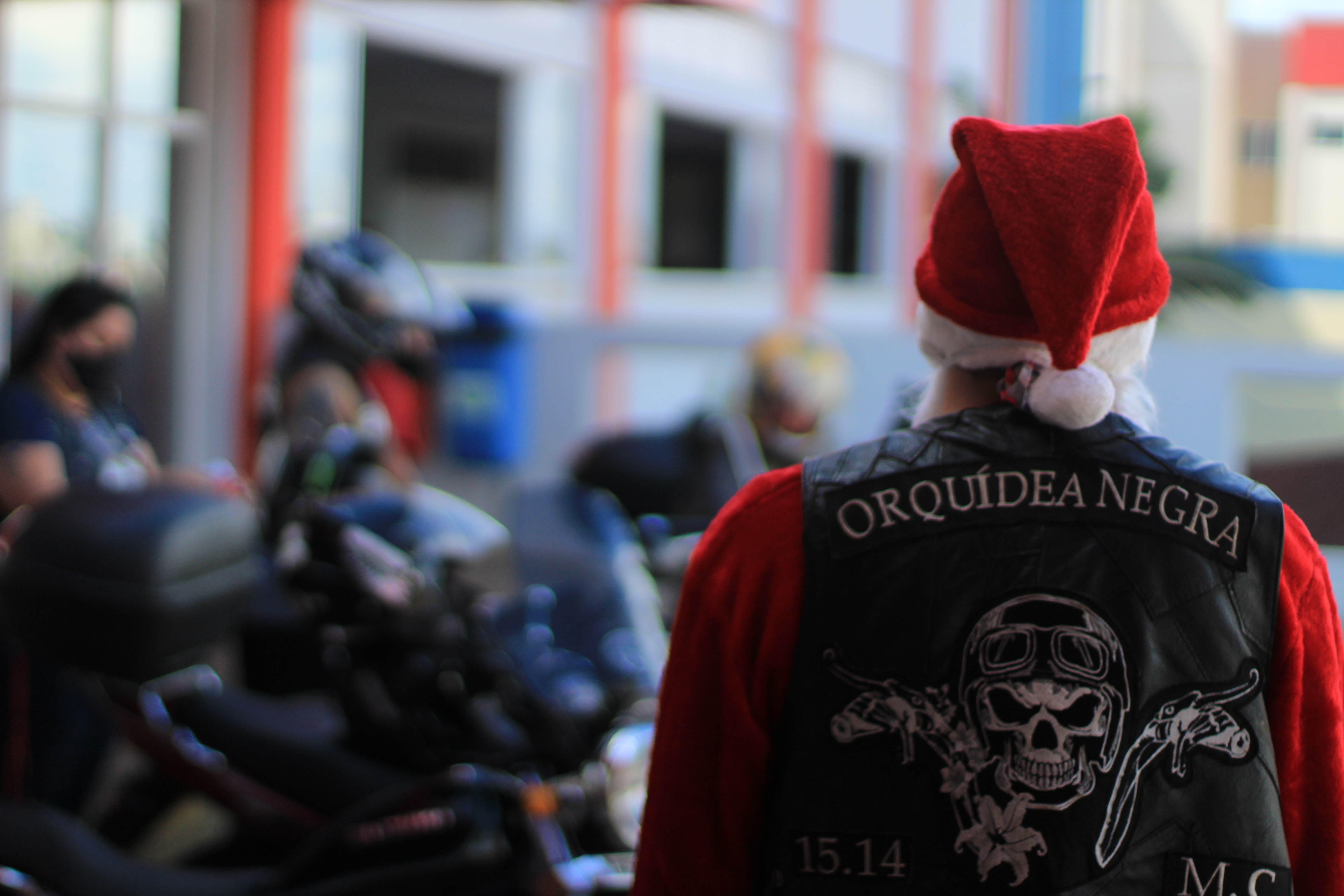 Papai Noel troca renas por motocicletas e chega em comboio para entregar presentes no Huop